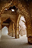 Marocco meridionale - La moschea di Tinmal, a 100 km da Marrakech. Navata sud con i caratteristici archi a 'mantovana' (lambrequin arches)